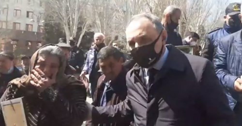 Անհետ կորած ադրբեջանցիների ծնողները բողոքի ցույց են անցկացրել նախագահի գրասենյակի դիմաց