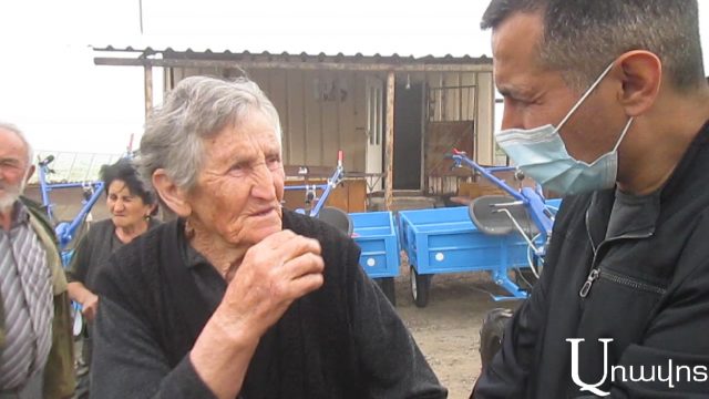 Կաղնուտցի 80-ամյա Ամալյա տատը վարչապետի խորհրդականին հրավիրեց իր թորած օղին վայելելու
