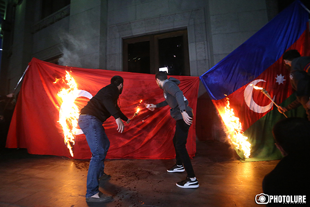 «Ազատության» հրապարակում այրվեցին Թուրքիայի և Ադրբեջանի դրոշները. (Ֆոտոշարք)