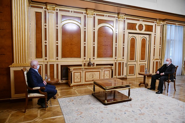 Գագիկ Ղազինյանը ՀՀ նախագահին իր կարծիքն է ներկայացրել ԱԺ-ի ընդունած օրենսդրական փաթեթի վերաբերյալ՝ ընդգծելով, որ իր մոտեցումները հայտնել է նաև հրապարակային հայտարարությամբ