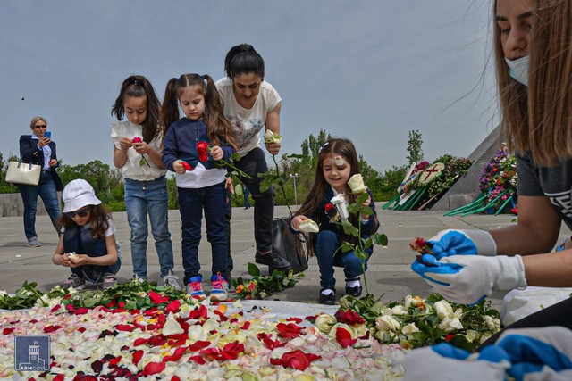 Ծաղիկները կվերածվեն թղթի, բացիկների ու մոմերի. Հայոց ցեղասպանության 106-րդ տարելիցի միջոցառումները եզրափակվեցին ավանդական ծաղկահավաքով