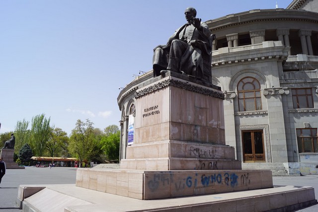 Սպենդիարյանի արձանից բացի, տարբեր գույնի ներկերով գրառումներ են արվել նաև օպերայի և բալետի ազգային ակադեմիական թատրոնի շենքին
