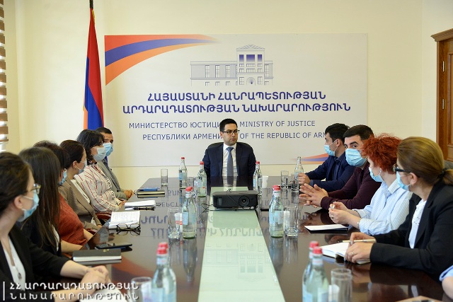 Հարցերի գերակշիռ մասը վերաբերել է Արցախյան 44-օրյա պատերազմի ընթացքում Թուրքիայի և Ադրբեջանի կողմից իրականացված ռազմական հանցագործությունների առնչությամբ ձեռնարկվող միջազգային իրավական գործընթացներին