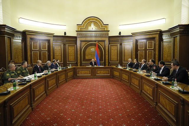 ԳՇ պետը ժամանեց կառավարություն. Անվտանգության խորհրդի նիստ է անցկացվում