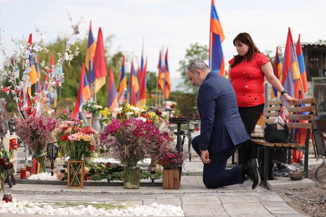 Նիկոլ Փաշինյանն այցելել է «Եռաբլուր»՝ հարգանքի տուրք մատուցելու իրենց կյանքը Հայրենիքի անկախության համար զոհաբերած հայորդիների հիշատակին