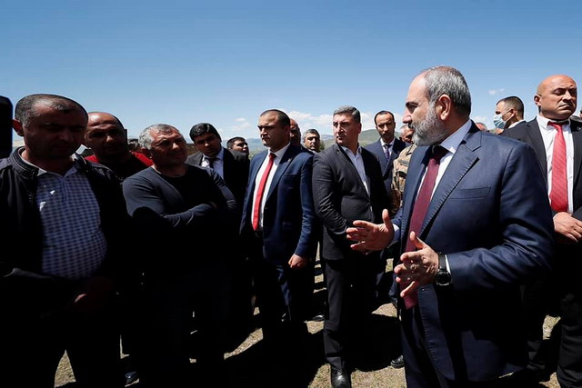 Փաշինյանի հավաստիացմանը, թե ստվերային գործարքների մեջ չեն՝ Կութի գյուղացին արձագանքեց. «Աստված տա»