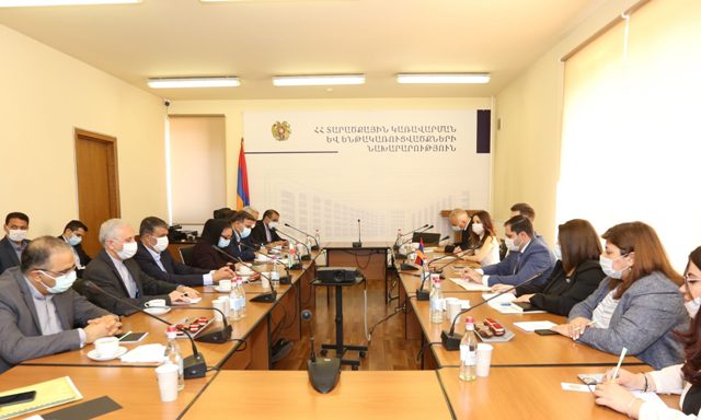 Էսլամին խոսել է Հայաստանի հետ ավտոմոբիլային և երկաթուղային հաղորդակցությունն ընդլայնելու, «Հյուսիս-հարավ» ճանապարհի հարավային հատվածների կառուցման աշխատանքներին ներգրավվելու իրանական կողմի հետաքրքրվածության մասին