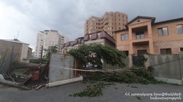 Քամու հետևանքով վնասվել են տանիքների կառուցատարրեր, ծառեր, էլեկտրական լարեր