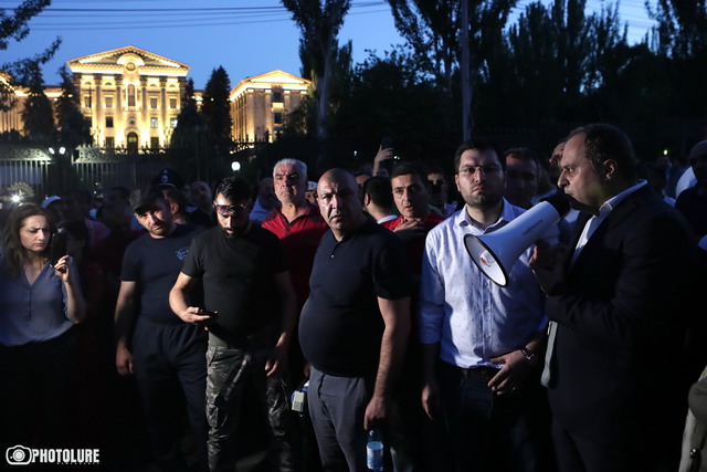 «Միայն վարչապետի լիազորությունները պահելը արդեն քրեաիրավական հետեւանք պետք է ունենա». Արա Զոհրաբյան