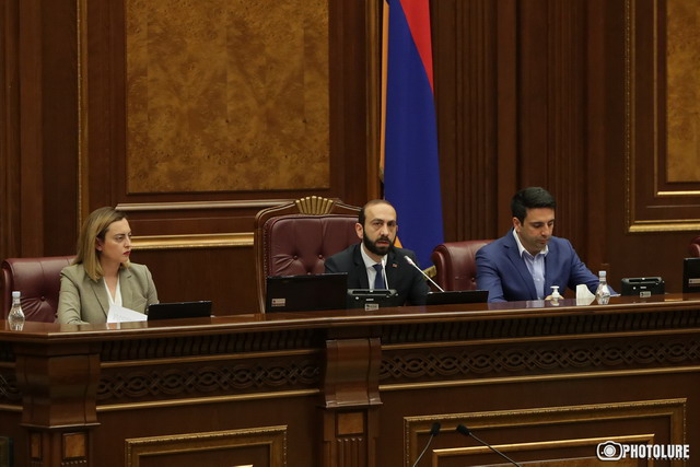 Լենա Նազարյանն «իձիոտկա» անվանեց զինվորների դիերի պահման պայմանները քննադատող Թագուհի Թովմասյանին