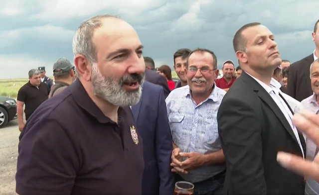 «Մինչև չխմես՝ ձեն չենք տա, հոռոմցիները խելառ են». հոռոմցիները խմեցրեցին Նիկոլ Փաշինյանին