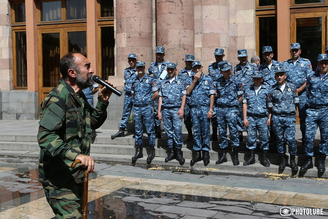 «Հայաստանի մի մասին սարքել են ոստիկան, իսկ մյուս մասին` թշնամի». Պավլիկ Մանուկյան