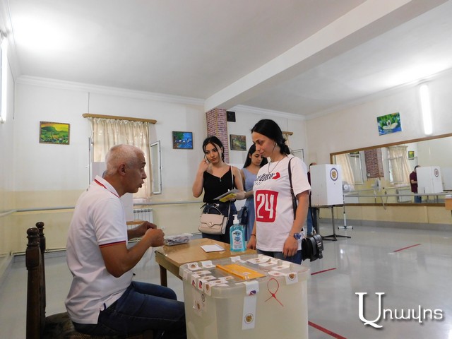 «Ես երկրպագու եմ». Ընտրողը քվեարկության է եկել «Հայաստան» դաշինքի շապիկով