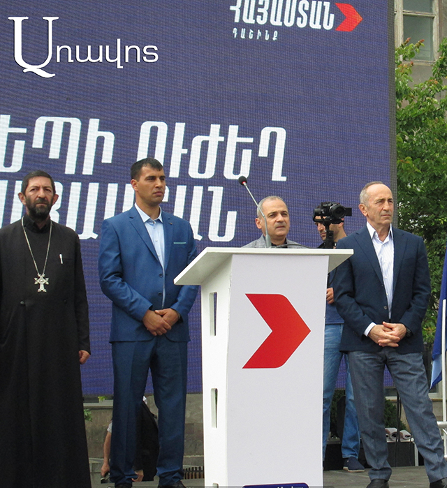 «Բարոյական չէ, դագաղը էնդեղ դրած՝ քաղաքական թեմաներով խոսաս, փոխանակ մխիթարես»․ Տեր Ահարոն