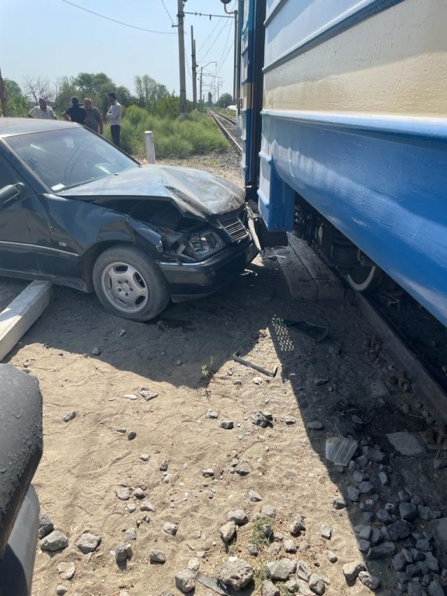 Բախվել են Երևան-Գյումրի ուղևորատար էլեկտրագնացքն ու «Մերսեդես» մակնիշի ավտոմեքենան