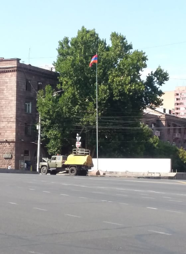 Մաշտոցի պողոտայի սկզբնամասում, մաքրման աշխատանքների քողի տակ ապամոնտաժվեց վերամիավորված Հայաստանի Հանրապետությունն ու Արցախը խորհրդանշող գնդաձև խճանկարը. Հայկ Դեմոյան