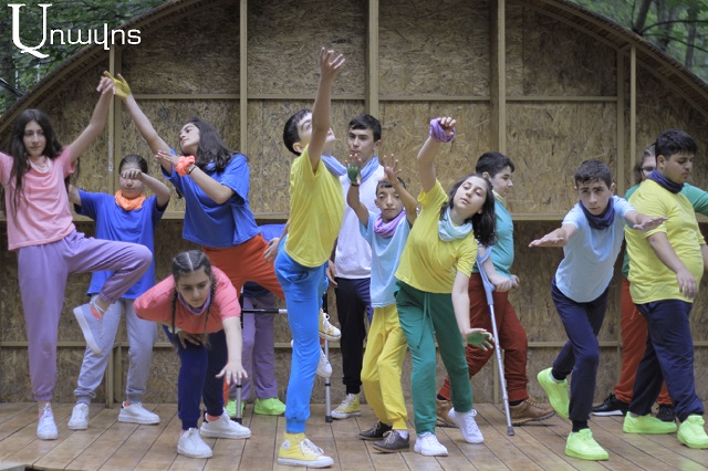 Հաշմանդամություն ունեցող և չունեցող երեխաները միասին պարեցին Դիլիջանի քաղաքային այգու ամֆիթատրոնում