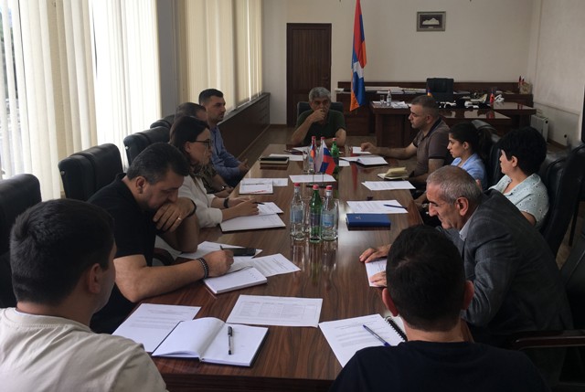Ընդգծվել է տեղեկատվությունը հանրությանը փոխանցելու մոտեցումների վերանայման անհրաժեշտությունը. աշխատանքային խորհրդակցություն Արցախի Անվտանգության խորհրդի գրասենյակում