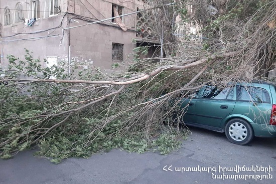 Ուժեղ քամու հետևանքով Երևանում վնասվել են տանիքների թիթեղներ և ավտոմեքենաներ