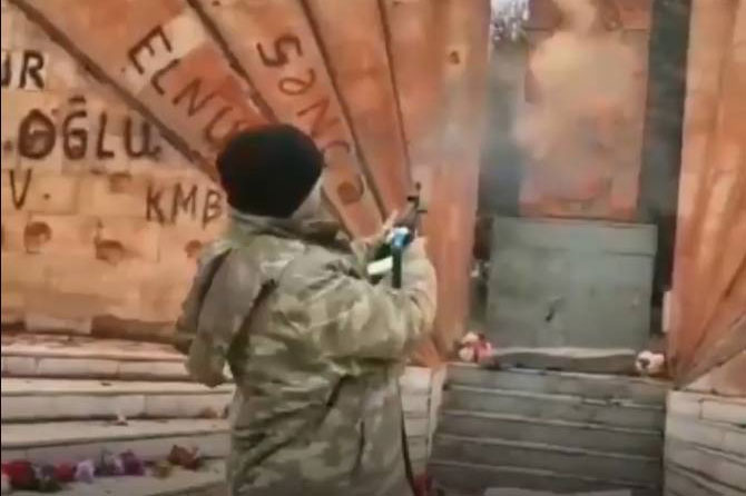Ադրբեջանցի զինվորը կրակել է Հադրութում գտնվող խաչքարերի վրա. «Զարթոնք» մեդիա