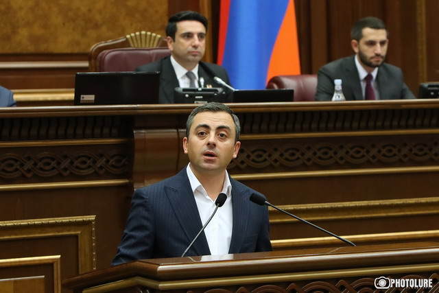 «Այո, մեր պատգամավորներից մեկը երկրում չէ, բայց այդ մասին դուք գիտեիք մինչեւ քվեարկությունը»․ Սաղաթելյանը՝ ՔՊ-ին
