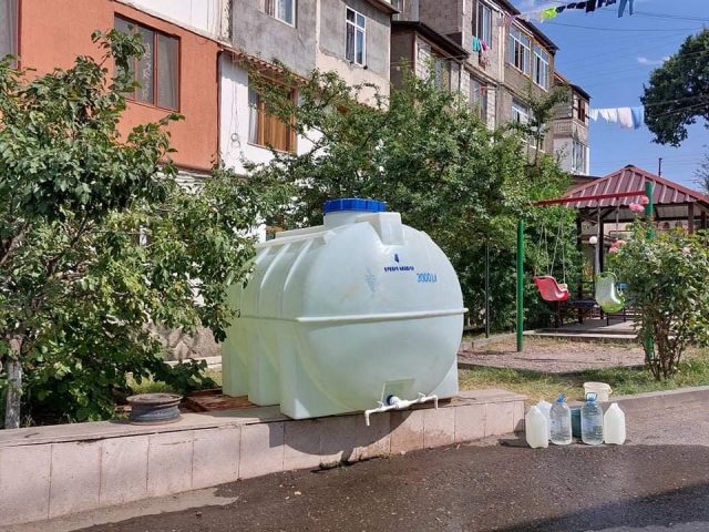 Ստեփանակերտի ջրազուրկ բնակելի շենքերի բակերում ջրով լի բաքեր են տեղադրվել․ քաղաքապետարան