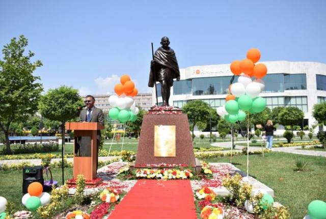 «Մահաթմա Գանդիի արձանի տեղադրումը Երևանում ընդունեք որպես հայ ժողովրդի հարգանքի տուրք հնդիկ ժողովրդի պատմության հանդեպ». Արա Խզմալյան