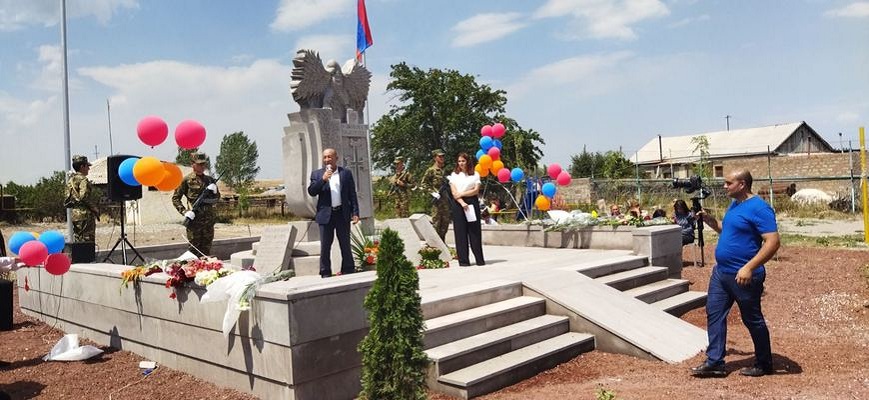 «Որ Հայաստանում միշտ ծագեն խաղաղության արշալույսները». Արցախյան պատերազմների զոհերի հիշատակը հավերժացնող հուշարձան է տեղադրվել Խաչաղբյուր գյուղում
