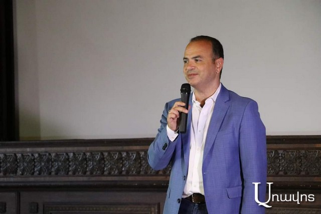 Զա­րեհ ­Սի­նա­նեա­ն քա­նի մը ա­ռիթ­նե­րով փոր­ձած է շրջան­ցել ազ­գա­յին ա­մուր կա­ռոյց­նե­րը եւ ստո­րաց­նել ա­նոնց անժխ­տե­լի վաս­տա­կը. ՀՅԴ ­Յու­նաս­տա­նի Կեդ­րո­նա­կան կո­մի­տէ