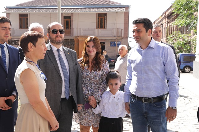 «Իմ որոշումն է, ճիշտ որոշում եմ կայացրել, քննադատություններից էլ չեմ վախենում»․ Ալեն Սիմոնյանը՝ պարգևավճարների մասին