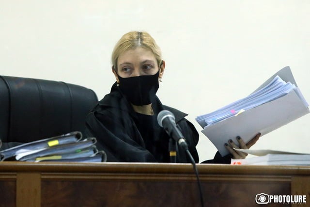 «Չեմ նստելու․ հետ բերեք խոսափողը»․ դատավորն Արմեն Գեւորգյանին ու նրա պաշտպանին չթույլատրեց հայտարարություն անել