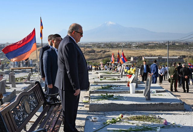 ՀՀ նախագահը «Եռաբլուր»-ում հարգանքի տուրք է մատուցել հայրենիքի անկախության ու պաշտպանության համար զոհված հերոսների հիշատակին