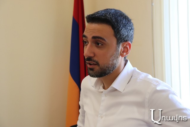 «Մուրճ ցուցադրելիս ասում էին նաեւ, որ այդ մուրճը պետք է նաեւ տան Զանգեզուրի պղնձամոլիբդենային կոմբինատի գլխին». Արամ Վարդեւանյան