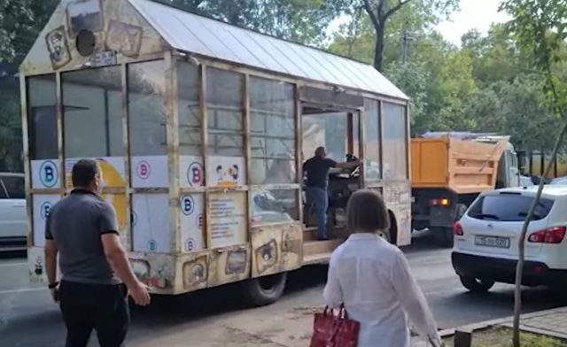 Մայրաքաղաքի ամենակետրոնում՝ Թամանյանի արձանի մոտ կայանված ավտոբուսը տարհանվել է