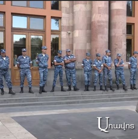 Մհեր Գրիգորյանի պատասխանը Արցախից տեղահանվածներին