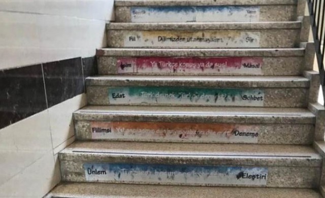 «Կամ խոսիր թուրքերեն, կամ լռիր». ռասիստական գրություններ` Թուրքիայի դպրոցներից մեկում