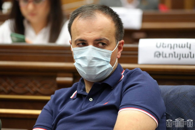 «Հա, աթեիստ եմ, հարցեր կա՞ն»․ ձեռքերը գրպանը դրած Արսեն Թորոսյանը՝ Գեղամ Նազարյանին