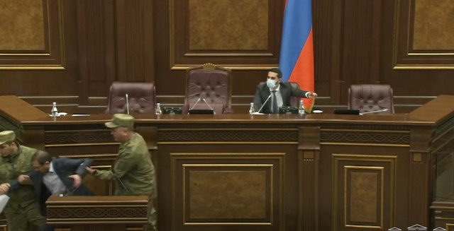 «Արցախն ուրացողը դավաճան է»․ անվտանգությունը Գեղամ Մանուկյանի թեւերից քարշ տալով՝ իջեցրեց ԱԺ ամբիոնից
