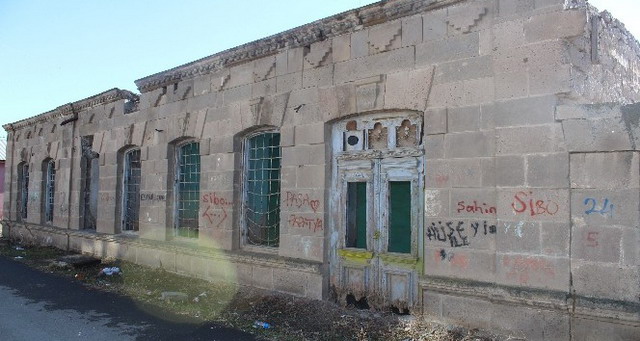 Իգդիրի «հայկական տներ» անվան տակ հայտնի շինությունները վերածվել են աղբակույտի