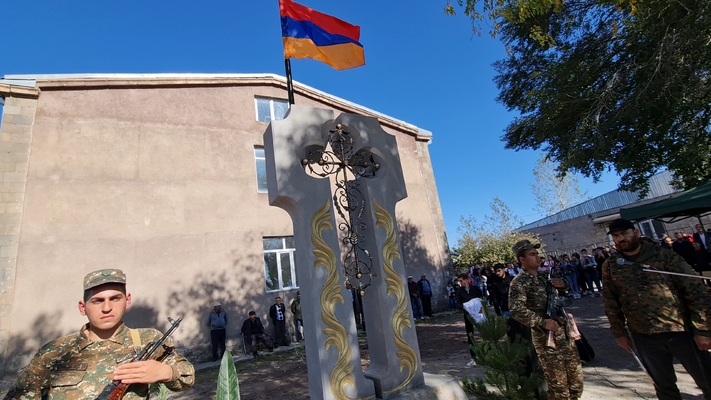 Վարդենիկում բացվել եւ օրհնվել է Արցախյան 44-օրյա պատերազմի զոհերի հիշատակը հավերժացնող հուշարձանը