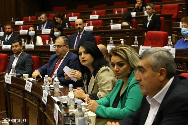 «Արցախի Անկախության տոնին ինչի՞ մեր հետ Արցախում չէիք, ո՞ւր էիք». Վլադիմիր Վարդանյանը՝ «Պատիվ ունեմ»-ի պատգամավորներին