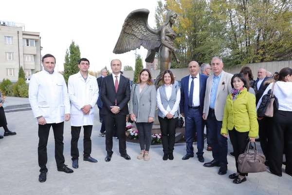 Գյումրու բժշկական կենտրոնի բակում տեղադրվել է Մարտին Կակոսյանի «Պահապան հրեշտակ» արձանը