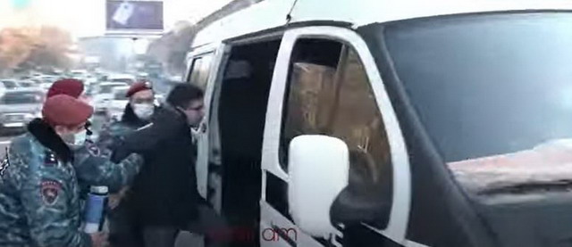 Երկու ցուցարարների բերման ենթարկեցին