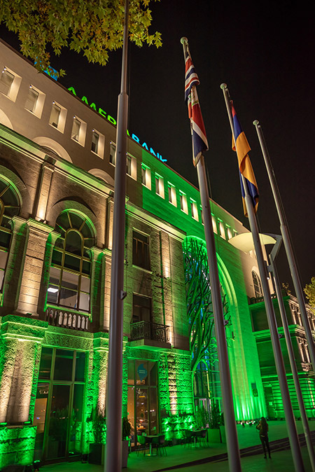 Բրիտանական դեսպանատան նախաձեռնությամբ «Կամար» կենտրոնի շենքը լուսավորվել է կանաչ գույնով՝ ի նշանավորումն Գլազգոյում տեղի ունեցած Կլիմայի փոփոխության համաժողովի ավարտի