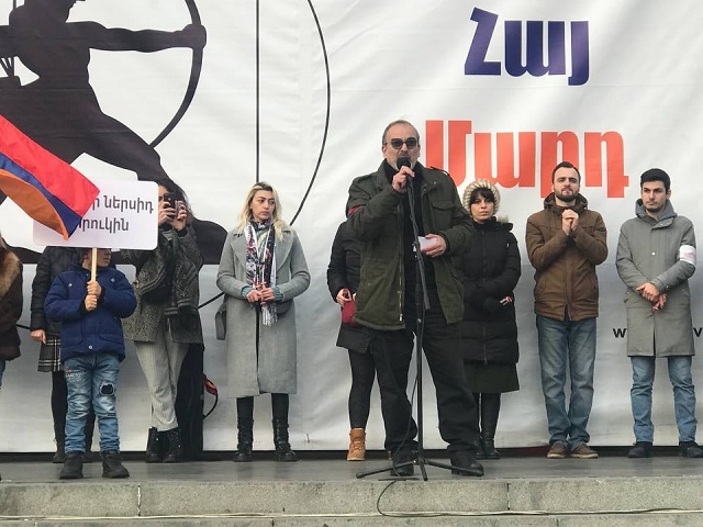 «Լեւոն Տեր-Պետրոսյան, Ռոբերտ Քոչարյան, լինի Սերժ Սարգսյան, հեռացե՛ք արենայից, թողեք ժողովուրդը միավորվի». Ժիրայր Սեֆիլյան
