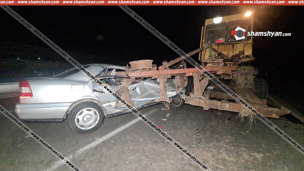 Mercedes-ը մխրճվել է «Բելառուս» տրակտորին ամրացված գութանի կցորդիչի մեջ, մայր ու որդի հիվանդանոցի ճանապարհին մահացել են. shamshyan.com