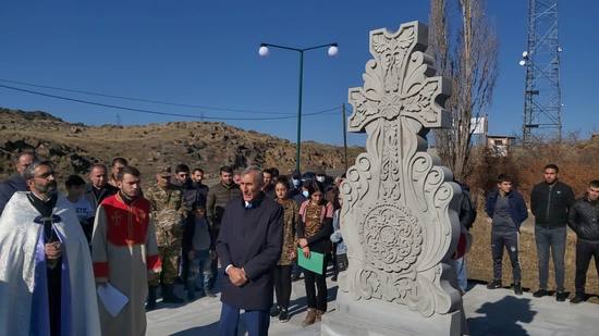 Ռազմիկ Պետրոսյանը Քուչակում մասնակցել է հանուն հայրենիքի իրենց կյանքը զոհաբերած զինծառայողների հիշատակը հավերժացնող խաչքարի օրհնության արարողությանը