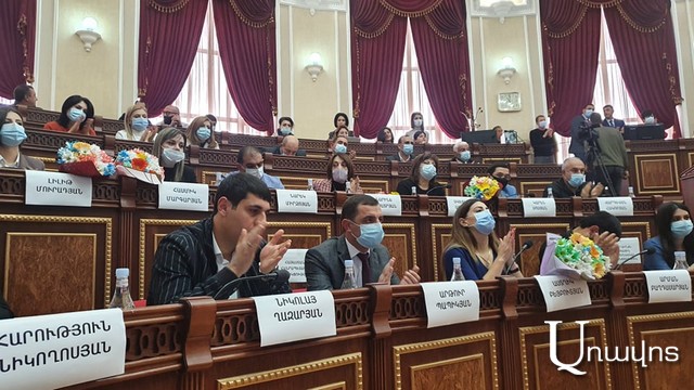 «Զարթոնք»-ի ավագանու փոխգնդապետ անդամը շշպռեց Գյումրու նորընտիր քաղաքապետին ու ՔՊ-ականին