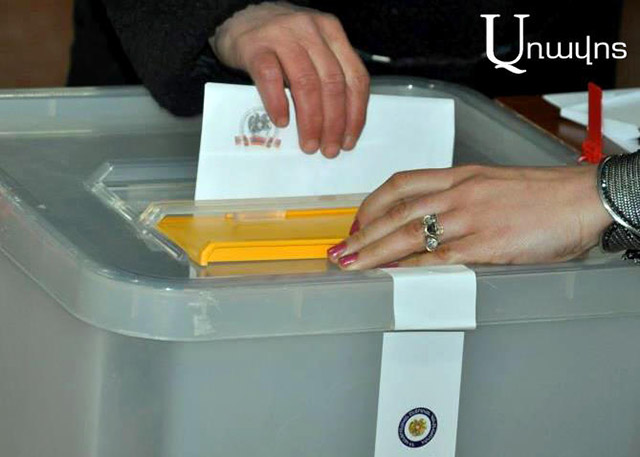 Գավառի արվեստի դպրոցում գտնվող տեղամասում ընտրողը լուսանկարել է քվեաթերթիկը