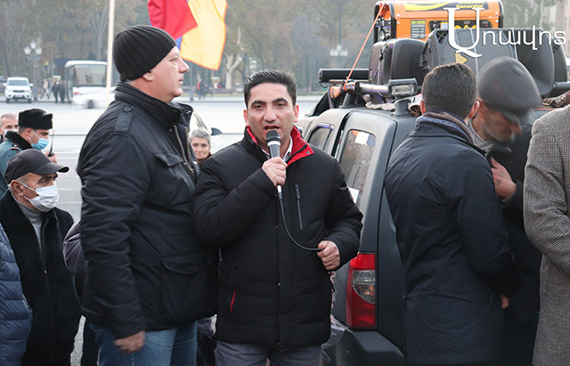 «Փչացածն ու ծախվածը դուք եք, որ գործադիրի ու ԱԺ սենյակներում նստած՝ մեր հասցեին կեղտոտ բաներ եք հորինում»․ Նաիրի Հոխիկյան